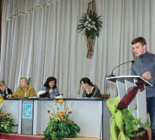 Представник Ради студентського самоврядування Сергійчук Павло оголошує групи-переможців