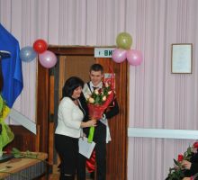 Вручення квітів випускниками