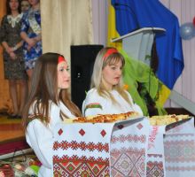 Пригощання святковим короваєм 