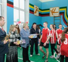 Вручення подарунків